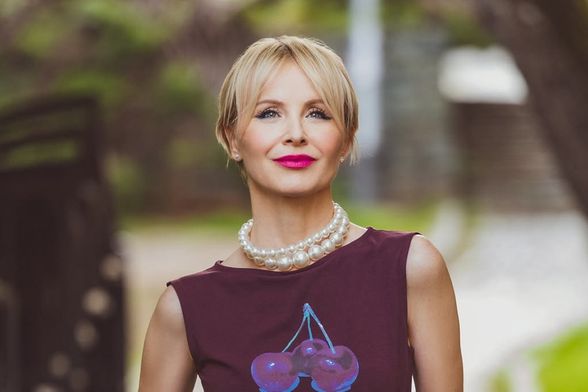 Danijela Martinović u suknji olovka-kroja i salonkama - 3