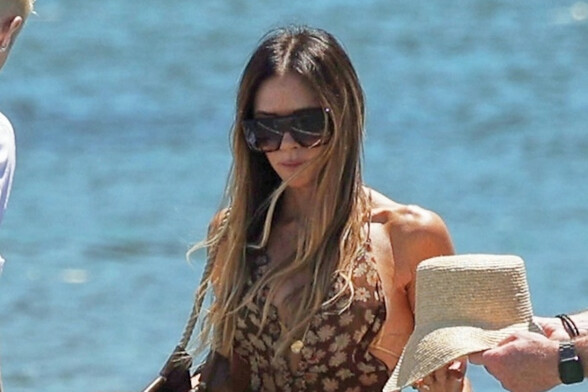 Victoria Beckham u natikačama modne kuće Hermes i maksi haljini - 3
