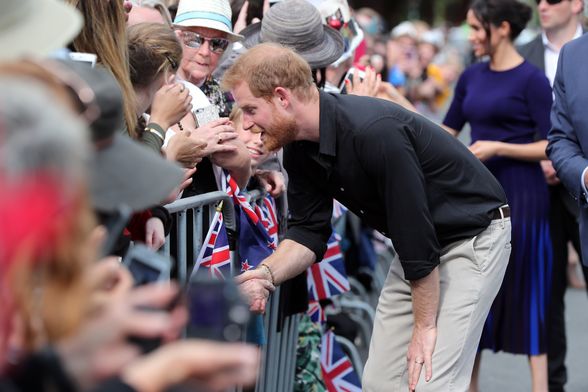 Princ Harry utješio je dječaka koji je ostao bez majke i njegovu baku (Foto: AFP)