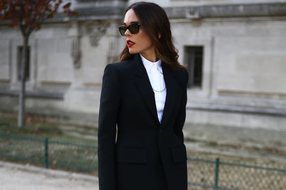 Klasična bijela košulja vječni je modni komad