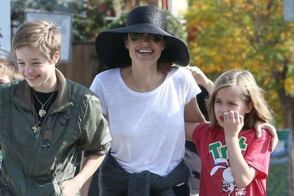 Angelina Jolie u šetnji s djecom i psom - 3