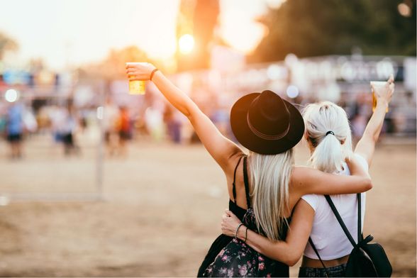 Prijateljice na glazbenom festivalu