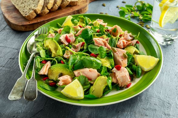 Salata od lososa i avokada