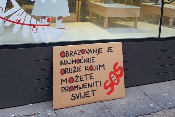 Transparent na prosvjedu prosvjetnih radnika