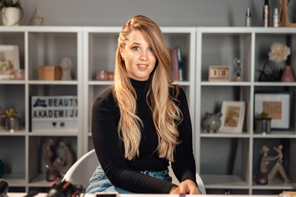 Sjajne lokne i duboki razdjeljak ukrašen ukosnicama