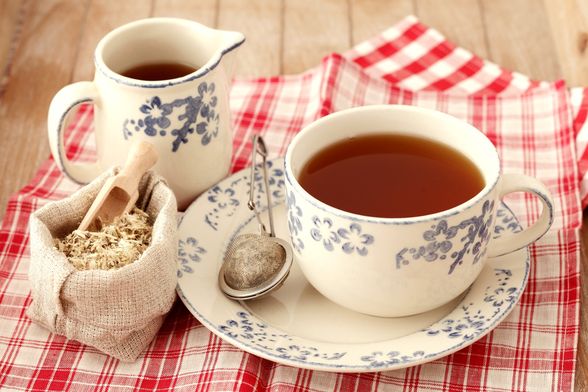 Čaj od korijena bijelog sljeza ublažava grlobolju