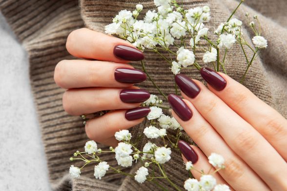 Bordo manikura izgleda sjajno na kratkim i na dugim noktima