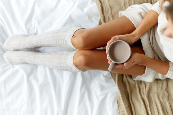 Žena pije kavu
