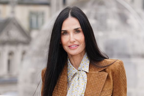 Demi Moore u Gucci trapericama, sakou i bluzi u Londonu - 2