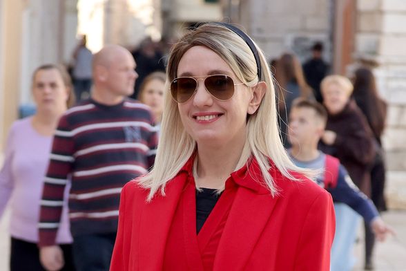 Dama sa zadarskih ulica u odličnoj crvenoj kombinaciji