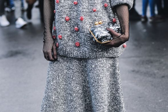 Žena u pletenoj suknji