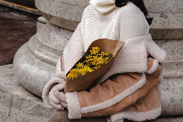 Žena u bijelom puloveru