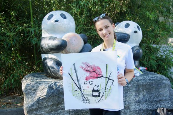 Trinaestogodišnja Ema Dujmović iz Samobora je mlada autorica, likovna umjetnica, spisateljica, humanitarka te autorica stihova i glazbe pjesama koju je pisala za svjetsko prvenstvo u Kini - 14