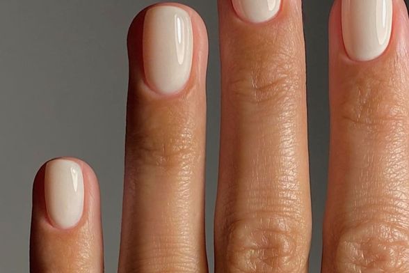 Manikura u sjajnoj boji vanilije