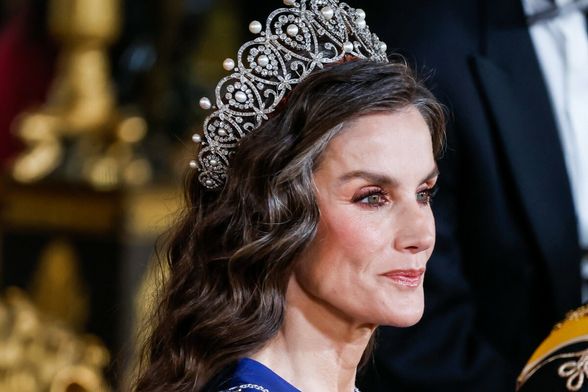 Kraljica Letizia kosu je oblikovala u valove