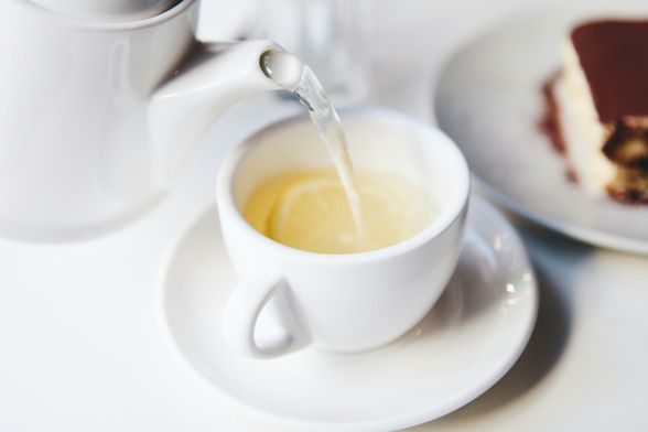 Zahvaljujući polifenolima, bijeli čaj može pomoći u zaštiti kože od štetnih vanjskih utjecaja i prijevremenog starenja