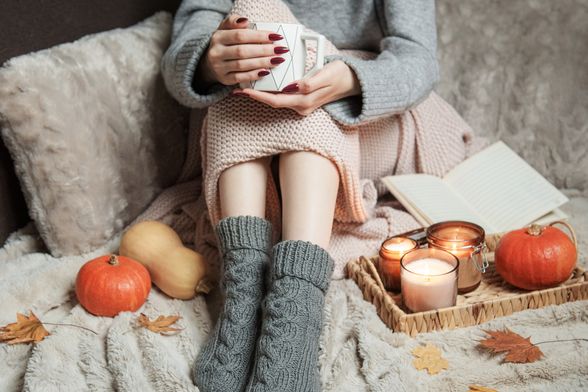 Žena zamotana u deku