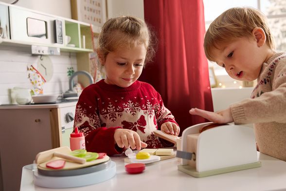 Uz drvene igračke u drvenoj kuhinji djeca dijele zadatke i surađuju