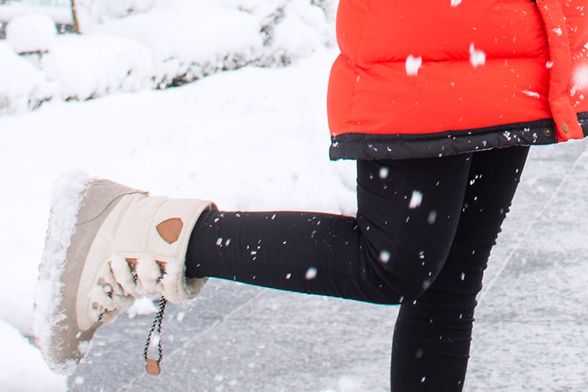 Žena u čizmama na snijegu