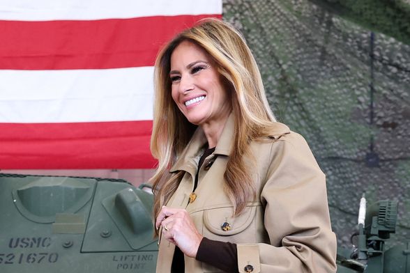 Melania Trump u kožnatim hlačama i gležnjačama od brušene kože - 3