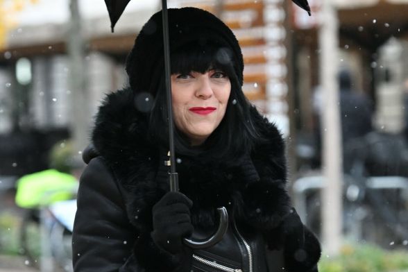 Mirela Holy s kišobranom na zagrebačkoj špici 2025. - 1