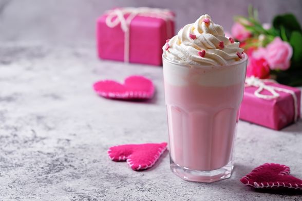 Ružičasta topla čokolada sa šlagom