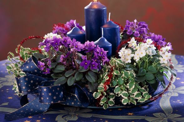 Adventski vijenci ukrašeni cvijećem