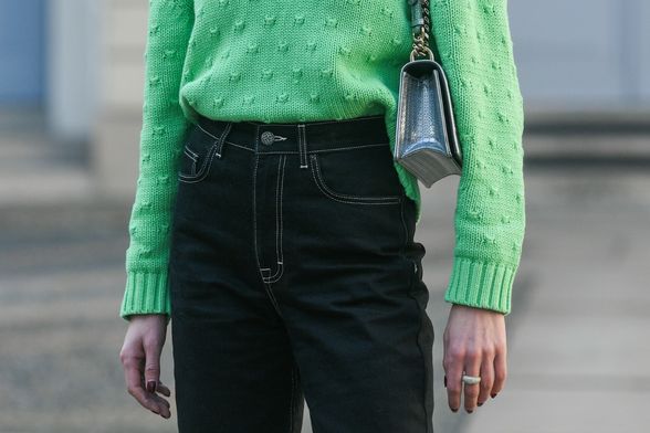 Tamni traper savršeno se slaže s pletivom