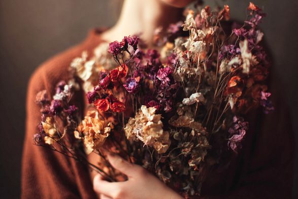 Žena drži suho cvijeće