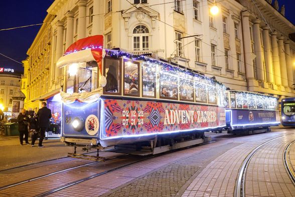 Veseli božićni tramvaj