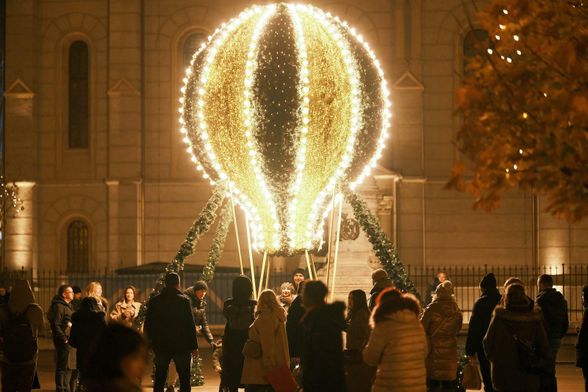 Božićni balon na Cvjetnom trgu u Zagrebu