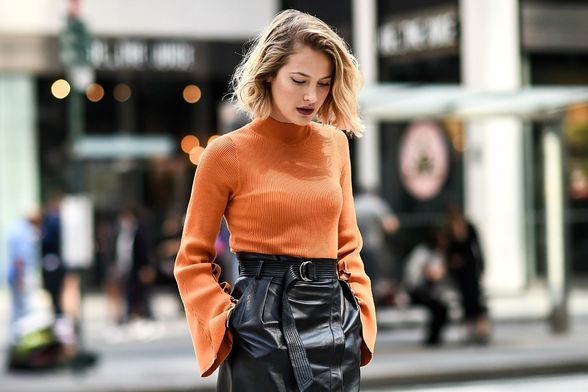 Dolčevita u kombinaciji sa suknjom visokog struka odličan je odabir za dame koje žele dodati centimetre svojoj visini