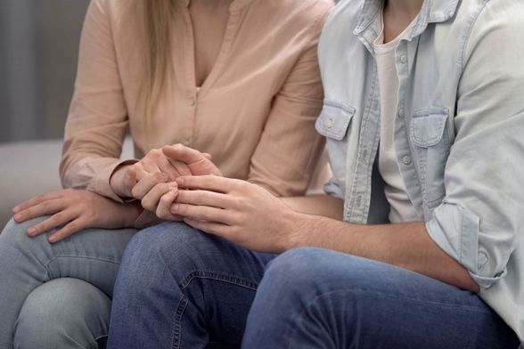 Par se drži za ruku