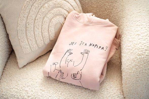 Kupnjom majice s ilustracijom Tisje Kljaković Braić pomažete Udruzi Nismo same