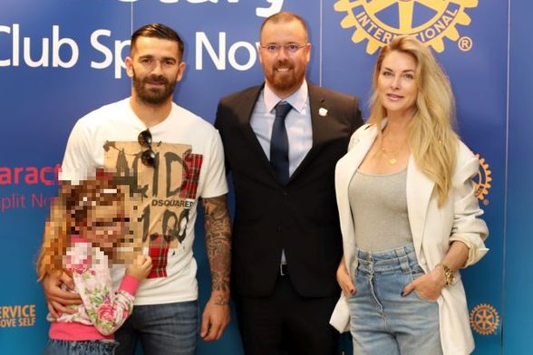 Marko Livaja i Iris Rajčić s kćeri