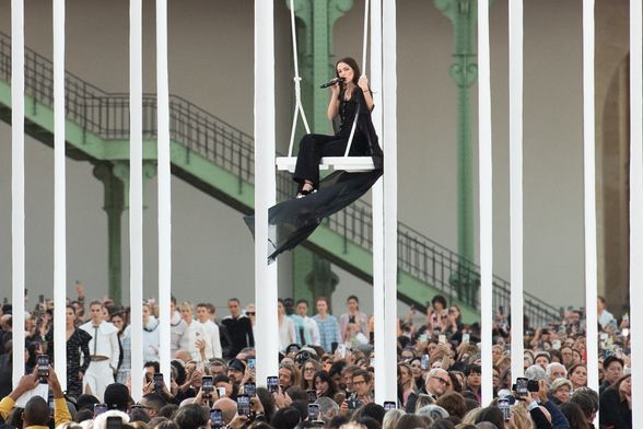 Riley Keough u krletki na Chanelovoj reviji