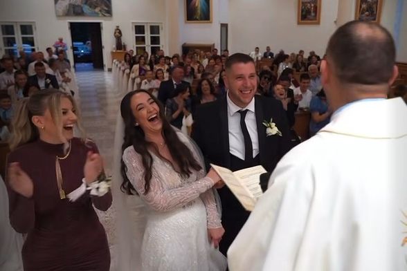 Djevojčica je svojim uzvikom nasmijala mladence i njihove goste