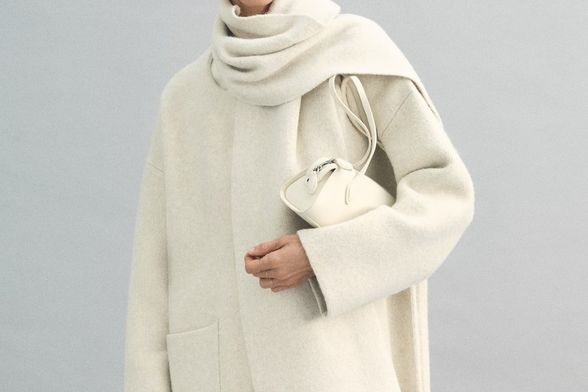 Kaput iz Manga posebno je šik zbog pletenog šala