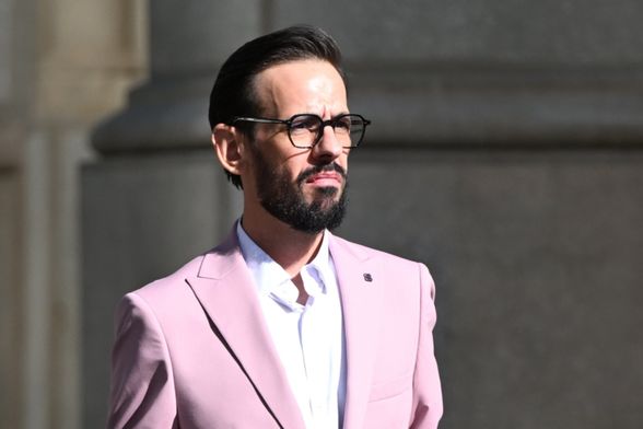 Muški street style u ružičastom sakou