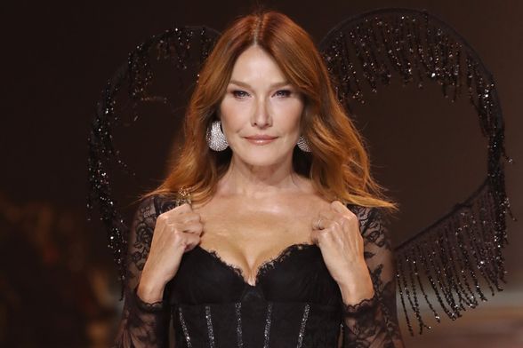 Carla Bruni na reviji 'Victoria's Secret'