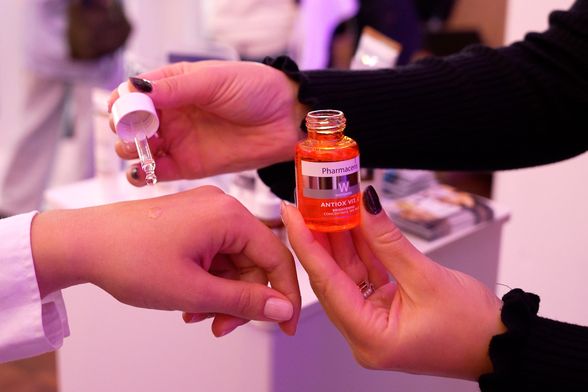 Pharmaceris W-Antiox Vit. C sastoji se od biološki aktivnog 15%-tnog vitamina C