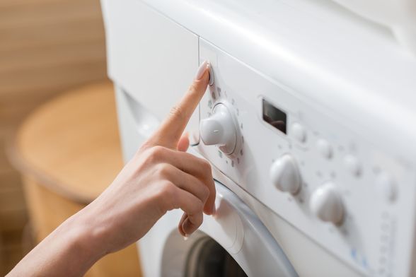 Žena pali perilicu rublja