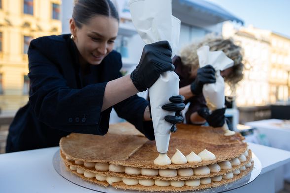 Erika i Eni dovršavaju mille-feuille tortu ispred posjetitelja festivala Jesi za tortu?