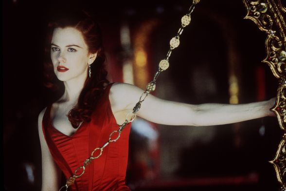 Nicole Kidman kao Satine u nezaboravnoj crvenoj satenskoj haljini u filmu 'Moulin Rouge!' - 4