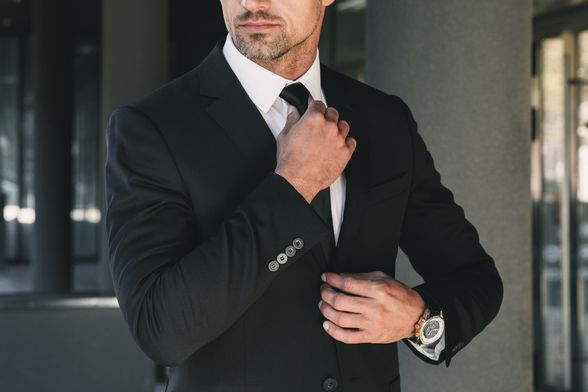 Muškarac popravlja kravata