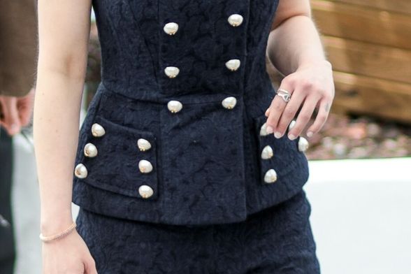 Peplum prsluk vizualno oblikuje struk