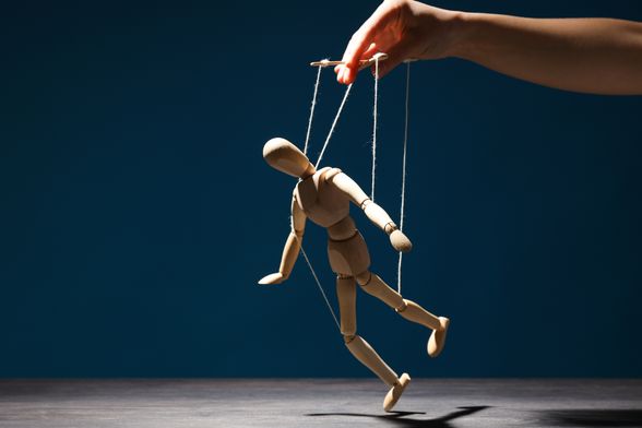 Moć toksičnih ljudi leži u riječima koje zvuče bezazleno, a u pozadini nose manipulaciju, krivnju ili emocionalnu kontrolu