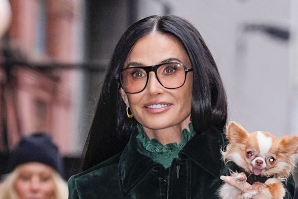 Demi More u čizmama s platformom i baršunastom kompletu Saint Laurent - 4