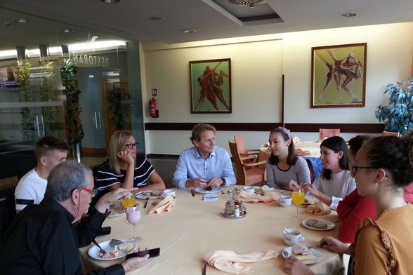 Nobelovac prof. Aaron Ciechanover, prof. Lilijana Radobuljac i prof. dr. sc. Ivan Đikić na doručku s vukovarskim učenicima