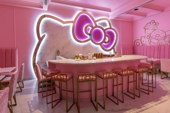 U Hello Kitty kafiću mogu se naći slastice poput torte od jagode, čokoladne torte i pite od jabuka